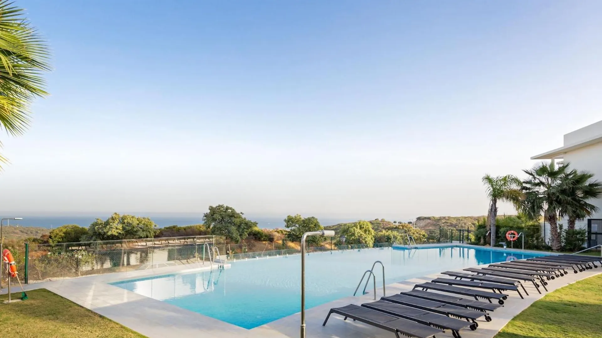 Modern 2 Bed Ground Floor Apartment Finca Cortesin Estepona
